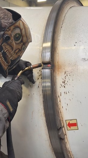 Bij Bonneux Machinery streven we altijd naar de meest hoogwaardige oplossingen voor uw betonmachine! Daarom breiden we onze service uit met een nieuwe schuurmachine, speciaal om de loopring van pompmixers glad te schuren en opnieuw soepel te laten lopen. Maak snel je afspraak! www.bonneux.be *** Chez Bonneux Machinery, nous recherchons toujours les solutions les plus performantes pour votre machine à béton ! C'est pourquoi nous élargissons notre gamme de services avec une nouvelle ponceuse, spéc