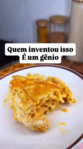 Thees / Receitas culinárias on Instagram: "Massa: 1 ovo, 250 g de margarina gelada, ~500 g de farinha de trigo, 1 pitada de sal. Misture até desgrudar das mãos. Recheio: 700 g de frango, temperos a gosto, água do cozimento + 2 colheres (sopa) de farinha, molho de tomate, 2 colheres de requeijão, azeitona. Monte, pincele 1 gema e asse a 180 °C por 45 min. para mais receitas escolhidas a dedo siga @receitascomathees Créditos @luannafreitas._ #receitas #tortadefrango #viral #receitasfaceis #receita