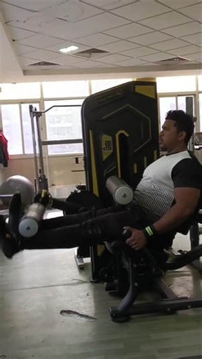 How to Do Leg Extension Correctly | Build Bigger Quads 💪 #legsworkout