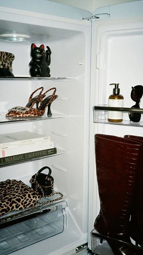 Eye candy… but make it functional 😮‍💨✨ Our scissor pouch is serving looks and keeping your tools in check. Shop yours now 🛒 #apethelabel #salonstyle #bleachproofaccessories | ape.thelabel