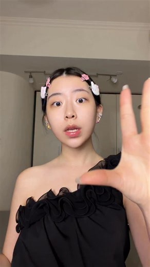 livia on Instagram: "Hello Kitty彩妝真的是又甜又酷 一上妝心情就先加分 媚比琳 Maybelline 這次居然和 Hello Kitty 夢幻聯名 底妝我使用的是 FIT ME 反孔特霧粉底液 上臉是那種很乾淨的微霧奶油肌 修飾毛孔但不厚重 是很安心的底妝選擇 這次妝容重點是眼妝的靈魂 - 睫毛膏 我自己本來就是媚比琳飛天翹防水睫毛膏的愛用者 這次聯名包裝真的太可愛必收 有黑色跟暖棕兩個色 扇形梳刷頭很貼合眼型 細短睫毛也能一刷刷出存在感 24H 持久捲翹不塌 出門一整天都不用擔心 再搭配 超激細抗暈眼線液（黑色） 0.01mm 極細筆尖真的很好畫 線條滑順又精準 就算是眼線新手也能輕鬆畫出乾淨上揚的眼線 持久顯色又防水抗暈 唇彩是媚比琳的鎖吻棒 超持久水光鎖吻唇釉 搖一搖後上唇 一抹就顯色 持色度也很不錯 還可以拿來拍腮紅 一支多用超方便 最後卸妝一定要提一下 輕柔眼唇卸妝液 這次也是 Hello Kitty 聯名包裝、台灣獨家販售 和睫毛膏卸除液一起用是絕配 3:7 油水混合配方可以輕鬆卸除防水彩妝 卸完眼唇也不乾澀 整組 Hello Kitty 聯