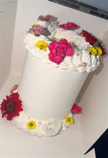 Floral layer cake tout en hauteur ! ✨😊 #cakefloral #gateau93 #gateauparis #flowercake #flowerscake