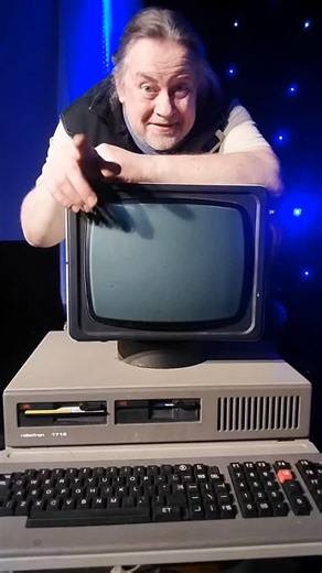 ROBOTRON 1715 Bürocomputer vor dem Container bewahrt für unsere Ausstellung DDR Technik und Geschichte. #werkstattderwunder #kleinkunstbühne #eppelsheim #worms #alzey #matthiasdrechsel #ddrgeschichte #DDR #robotron #computertechnik #u880 #Sozialismus #ausstellung #dieangstmacher | Matthias Drechsel