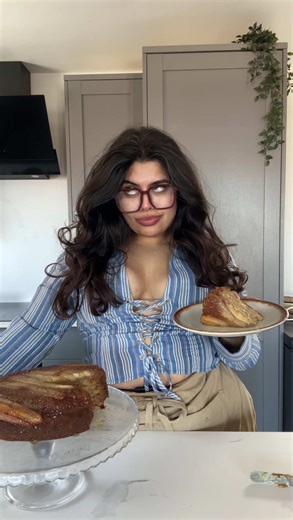 What do you mean my content encourages “inappropriate” activity?👀😏 Welcome back to “Single, but cooking like someone’s falling for me tonight.” Who’s hungry?👀 Upside-Down Banana Cake Caramel & Base: •\t130g unsalted butter •\t145g soft light brown sugar •\t2½ tbsp golden syrup •\t½ tsp salt •\t1 tsp vanilla extract •\t4 bananas, sliced lengthways Sponge: •\t4 ripe bananas, mashed •\t250g plain flour •\t1¼ tsp baking powder •\t¾ tsp bicarbonate of soda •\t¼ tsp salt •\t1 tsp ground cinnamon •\