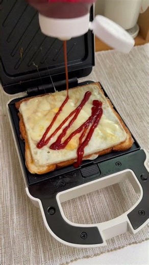 Fried egg pizza sandwich. An easy breakfast menu. #cooking #housewife #breakfast #friedegg #easyr...