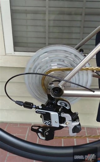 Rotor 1x13🚴‍♀️🚴‍♀️ Unisciti alla nostra community di cicloturismo! 📺 Iscriviti subito al canale YouTube: 👉 https://www.youtube.com/@cicloturismo 💬 Entra anche nel nostro gruppo Telegram per restare aggiornato su eventi, granfondo e novità: 👉 https://t.me/granfondo | gravel.it