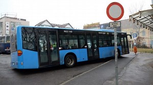 Beszakadt az aszfalt a 165-ös busz alatt
