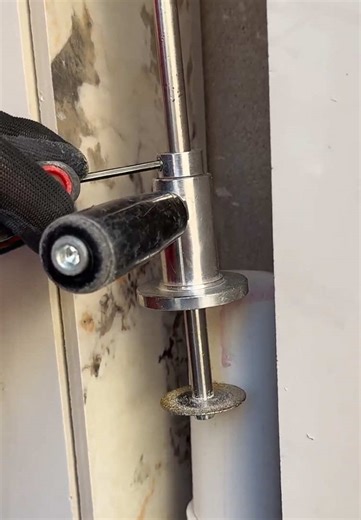 Cut Narrow Pipes Easily with This Handy Tool