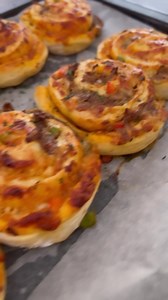 Starting the week with pizza pin wheels 😜 Supa easy, supa quick & supa delicious. Roll out some dough into a rectangle, spread marinara sauce generously, sprinkle your cheese and top with all your go-to toppings. Roll up your topped dough and slice into wheels. Baking on Supa Mama baking paper at 180*C until golden brown & cooked through. 📽️ @mykitchenza | Supa Mama