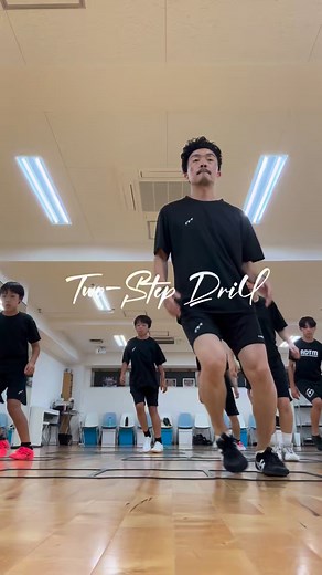 RHYTHMIC MOVEMENT Establish the rhythm as you lightly lift your body, and carry your steps while maintaining that rhythm. 身体を軽く持ち上げたところでリズムを作り、そのリズムをキープしながら足を運ぶ。 @agilhythm #agilhythm #アジリズム #athletedancetrainingmethod #rhythm #agility #movement #rhythmicmovement #twostep #coodination #リズムトレーニング #リズミックムーブメント #協調性 #コーディネーション #リズム運動 #身体制御 | アジリズム/agilhythm