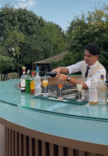 As evening falls, Bubbles Rooftop Bar comes alive with river views, sparkling creations, and unhurried sunset moments. Sip your favourite cocktails and watch the Ping River glow at twilight.🍸✨ #anantarachiangmai #anantarahotels #unforgettablejourneys #chiangmai