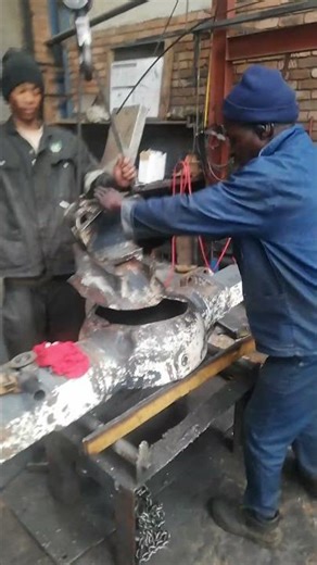 EFFICIENTLY GRINDING OFF EXCESSIVE EDGES IN REPAIRING CATERPILLAR'S DIFFERENTIAL HOUSING HUB