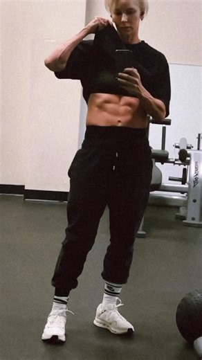 Ashley Conrad on Instagram: "Live video from the gym tonight 🔥 — proof that “lean” is possible in your 40’s WITHOUT HRT or excessive exercise: Just a precise plan optimized for my exact body and years of consistency. This is what’s possible with the right plan. 💯 ➡️ If you’re a busy executive or professional ready to lose 10 - 50 lbs FOR LIFE — DM “Black Friday” and I’ll send you the details. Let’s go 👏👏👏"