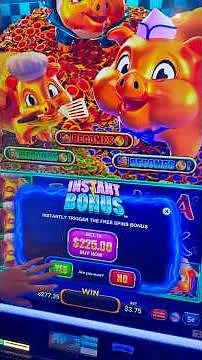 Buying a $225 Instant Feature on Rakin' Bacon Triple Oink! #slots #lasvegas #casino
