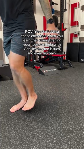 Why haven't you tried barefoot strengthening exercises?🤔 👉When it comes to popular calf exercises, we're usually focused on strengthening the extrinsic foot & ankle muscles, such as the gastrocnemius & the soleus muscle complex. However, landing on one foot & balancing on one foot also requires strength & stability from our intrinsic foot muscles - the smaller supporting musculature that operate from the ankle to the toes 🦶You need a stable base at the foot & the ankle to walk, run, jump, you