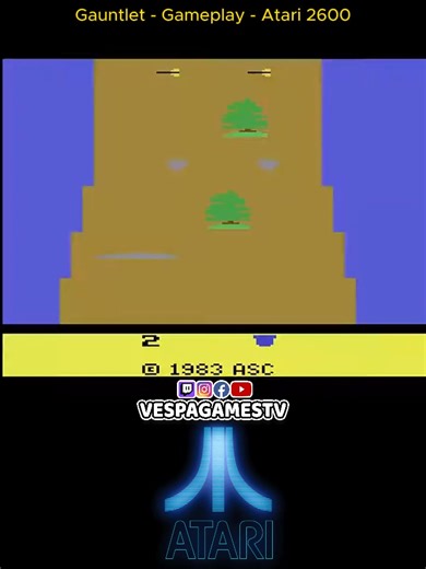 Gauntlet - Atari GAME 056 Em Gautlet você deve atravessar o mapa correndo e desviando dos obstáculos. Pegue os itens corretos para acumular pontos. Para comprar esse jogo, a pessoa teria que mandar uma carta para a Answer Software. Isso o tornou um dos jogos mais raros do Atari. Produtor: Answer Software Distribuidor: Answer Software | Vespagames TV