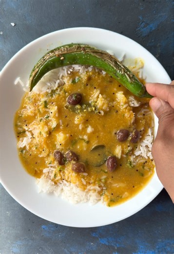 Instant Pot Gujarati Dal Bhat (PIP Method) 🍚🥣 A simple and comforting Gujarati-style dal bhat made using the Pot-in-Pot method in the Instant Pot. Sweet, spicy, and full of flavor — perfect for an everyday meal! Ingredients For Rice * 1 cup rice * 2.5 cups water For Dal * 1 cup toor dal * 2 cups water * 1/2 tsp turmeric powder * 1 tbsp red chili powder * 1 tbsp cumin-coriander powder * 1 tbsp jaggery * Salt to taste For Final Tempering * Curry leaves * 2 green chilies * Grated ginger * Oil * M