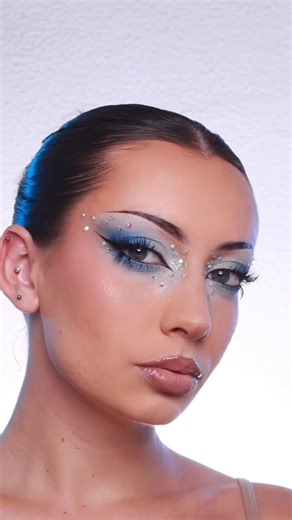 Héloïse Ravon on Instagram: "🦋🦋 • Beijing Opera makeup palette @florasis.official Ink liner @nyxcosmetics_france Strass @sisilapaillette • • #makeup#makeuplooks#makeupideas#makeuptutorial"