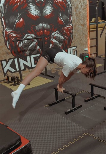 #iguanahandstand #iguanaplanche #calisthenicsgirls #calisthenicsskills #workoutmotivation