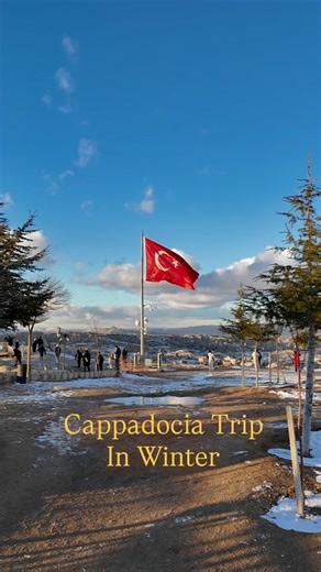 渡邊 渚 on Instagram: "カッパドキアの自然編！ 📍Love Valley カッパドキアならではの奇岩や地層を見ることができるラブバレー。 カッパドキア産の陶器を引っ掛けて愛を誓い合うみたいなものがありました。 日本の観光地にもよくあるカップルが鍵つけるやつに似てますね。 📍Pasabag Vadisi キノコのような岩が一面に広がっている谷。 宗教的迫害から逃れるために、岩場に修道院や居住スペースをつくったそうで、キリスト教の壁画も残っていました。 どんなふうに生活していたのか想像しながら見学するのが楽しかったです。 内部は自由に見学できて、異世界に冒険しにきたような気分でした。 📍Devrent Vadisi 通称イマジネーションバレーとも言われていて、岩の形を何かに例えて見る場所。 ラクダ岩の他にも、有名な岩がたくさん。 📍Zelve Open Air Museum ゼルヴェ野外博物館は洞窟教会やモスクが点在していて、キリスト教もイスラム教も共存してきた貴重な谷。 ここでカッパドキア産のワインも作ってい