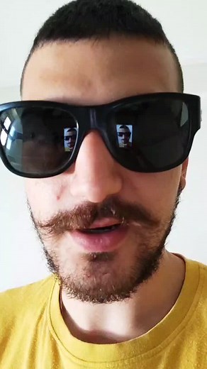 Πουστηδες και Εξωγήινοι: Μια Κωμική Παράσταση