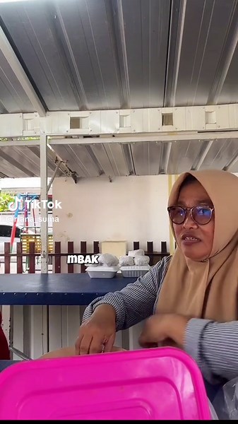 Bersyukur kami masih ada nasi. Sudah jam 2 siang kakak nya belum makan.. #sedekah #makansiang #freelunch