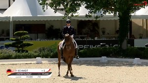 Hubertus Schmidt, Team-Olympiasieger, Vize-Europameister und mehrfacher Deutscher Meister, gibt das Ende seiner reiterlichen Karriere bekannt😢. Der Dressurreiter kann auf eine lange und erfolgreiche Karriere im Profisport zurückblicken: bereits mit 28 Jahren konnte er seine erste Grand Prix Platzierung erreiten, 2004 wurde er bei den Olympischen Spielen fünfter im Einzel und gewann Gold mit der Mannschaft, 2005 folgte die Europameisterschaft in Hagen, bei welcher er erneut zum Mannschaftssieg b
