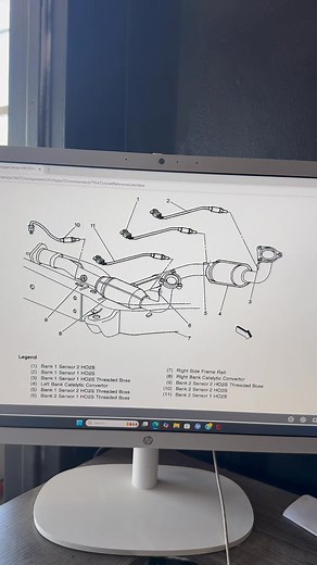 Chevrolet, Silverado, año 2000, aquí te enseño en dónde está localizado el sensor de oxígeno, dos del banco uno | HV garage