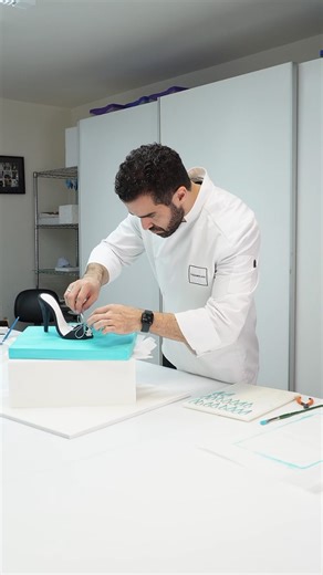 THE KING CAKE on Instagram: "Um bolo em forma de caixa de sapato com salto alto, feito sob medida para uma cliente que queria algo fora do comum. A ideia foi criar uma cena que remetesse ao universo da moda. Modelamos cada elemento à mão. Tudo feito de açúcar e comestível. Me conta aqui nos comentários que tipo de bolo diferente você gostaria de me ver fazer."