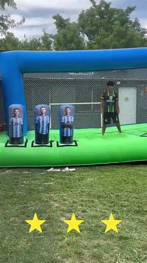 Alquiler de inflables y juegos mecánicos on Instagram: "Arco Inflable La Scaloneta! 🤍💙 Sumamos un nuevo imperdible a nuestra línea de inflables deportivos: el juego de penales con defensa de ORO, perfecto para quienes buscan alquiler de inflables originales y llenos de acción ⚽🎯 Este juego inflable es ideal para eventos infantiles, colonias, fiestas, cumpleaños, eventos municipales y jornadas recreativas. Diversión asegurada para chicos y grandes. ✨ Combiná este inflable con nuestras OPCIONES