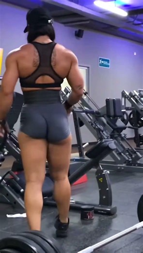 Isabella Ruiz Baena lifting heavy weights - female fitness motivation