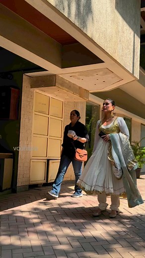 19K views · 178 reactions | The regal. The slow walk. All scream Kareena. Scenes from the Bandra palace's driveway where the maharani was seen all dressed up | Voompla | Facebook