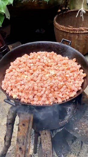 Is this man frying watermelon? Nope, he is making watermelon flavored popcorn! The bright pink popcorn catches many people's eyes and taste buds. Many say the watermelon taste is light and the popcorn tastes like cotton-candy. #StreetFood #Delicacy #FunChina | China Plus Culture