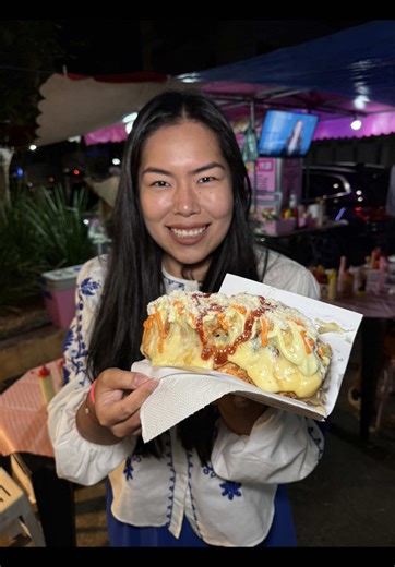 Fazia muito tempo que a gente não vinha comer um dogão em osasco, dessa vez achei um com crosta de mussarela, gente que delícia 👀 E ai, vocês comeriam? 📍Praça Padroeira - Osasco #dogão #osasco #comidaderua