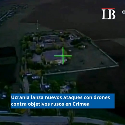 🇺🇦Ucrania lanza nuevos ataques con drones contra objetivos rusos en Crimea Las Fuerzas de Operaciones Especiales de Ucrania difundieron un video que muestra ataques con drones kamikaze contra posiciones rusas en Crimea, en lo que sería una de las ofensivas más precisas desde el inicio del conflicto en la península. 📍 Según fuentes ucranianas, los ataques destruyeron un lanzador antiaéreo S-300/400 cerca de Yevpatoria y un depósito de municiones en Simferopol. Los drones, presuntamente del mod
