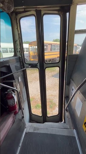‘95 Wayne Int’l Manual Door Open/Close #schoolbuses #Waynebuses #shorts