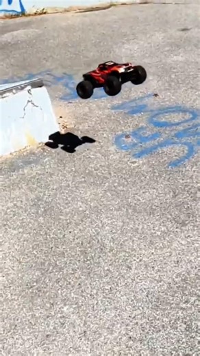 Traxxas Mini Maxx Awesome Jumps @ the skatepark & a crash #newenglandrc #viralvideo #traxxasminimaxx