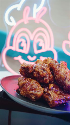 Bee粉們，集合！🔊 炸雞界新星「韓式甜辣雞」限定登場Jollibee，梗係要高舉應援燈牌，幫佢打氣造勢啦！😍🔥 呢位擁有獨特甜辣魅力又熱情嘅OPPA，當日一出現就圈粉無數，成功掀起全城炸雞嘅熱潮✨ 準備好由路人轉粉絲未？快啲嚟Jollibee一嘗佢嘅魅力啦！😝❤️‍🔥 Bee fans, assemble!🔊 Time to show your support and cheer for the limited-time debut of this fried chicken star at Jollibee!😍🔥 This passionate OPPA, with its unique sweet and spicy charm, has won countless fans at first sight, sparking a fried chicken craze across the city.✨ Are you ready to go from a passerby to a fan? Head to Jollibee and experience its