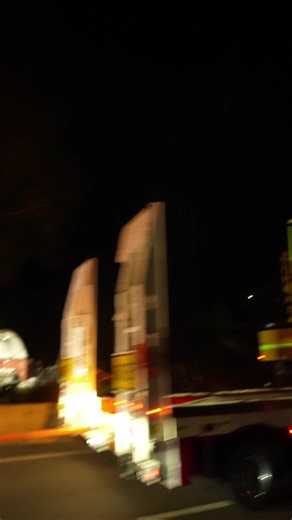 I want to hang my camera out the window filming trucks do cool shit for the rest of my life 😍😂 #heavyhaulage #oversize #kenworth #truckcontent #media