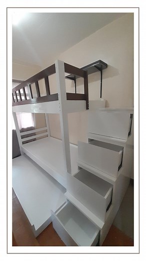 This bunk bed includes a pull-out bed and staircase with built-in drawers, accommodating up to three people and offering additional sleeping and storage space. Send us a message now for inquiries and quotations! Join our Viber Community: https://invite.viber.com/... Join our Designer's Circle: https://www.facebook.com/groups/910938423231345 Tags: #Persquare #PersquareWoodworks #PersquareRetail #PersquareUpholstery #PersquareModular #BedFrame #ExpandableDayBed #BunkBed #Cabinet #Kitchen #LoftBed 