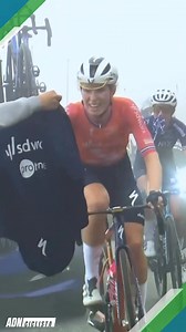 Cuando todo está sincronizado, incluso ponerse una chaqueta en plena carrera parece algo sencillo 👏👏👏 🎥 @veloncc #DemiVollering #ColDuGlandon #TourDesFemmes #TeamSDWorkx | ADN Ciclista