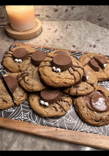 reese’s spider cookies🕷️🍪 recipe: ¾ cup salted butter, browned (170g) ¾ cup brown sugar (150g) ¼ cup granulated sugar (50g) 1 large egg (50g) 1 tbsp heavy cream (15g) 1 tsp vanilla paste (5g) 2 cups all-purpose flour (240g), spooned & leveled 2 tbsp cornstarch (16g) ½ tsp baking soda (3g) ¼ tsp salt (1.5g) dark chocolate chips, measure with your heart reeses cups dark chocolate squares, for stuffing for decorating: extra reeses cups melted milk chocolate candy eyeballs brown the butter until g