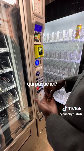 Même bien placé un distributeur automatique ne peut rien vendre..#distributeurautomatique #snack #entrepreneur #pourtoiii #pov