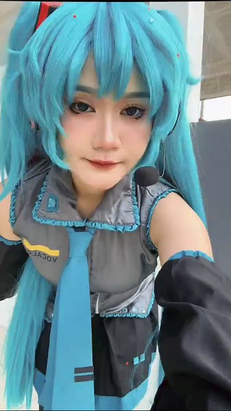 BTS of my Hatsune Miku self-photoshoot 🫶🏻 before you notice…. Yes I wore the skirt backwards WKWKWKWK #vocaloid #hatsunemiku #hatsunemikucosplay #miku