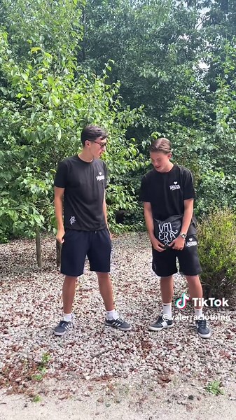 Köp shortsen och tröjan separat från Valerra!