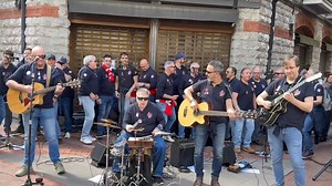 "No hay manera" de Coque Malla por Bilbotxeros Band "No hay manera" es una canción de Coque Malla, incluida en su álbum Mujeres de 2009, un trabajo que marcó una etapa de madurez en su carrera como solista tras su paso por Los Ronaldos. Escrita por el propio Coque, esta pieza destaca por su tono introspectivo y desencantado, con letras que exploran la frustración y la resignación ante una relación o situación que no tiene solución. La melodía, con un aire melancólico pero envolvente, combina gui