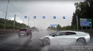 Un Lamborghini protagoniza un espectacular accidente en Moscú