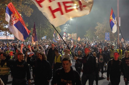 Un an après Novi Sad, la Serbie manifeste et rend hommage | RTS