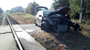 Na přejezdu u Hradce Králové se střetlo osobní auto s vlakem, trať byla uzavřena