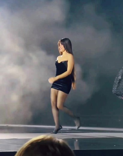 Camila Cabello desfilando en el L'Oréal Paris Fashion Show